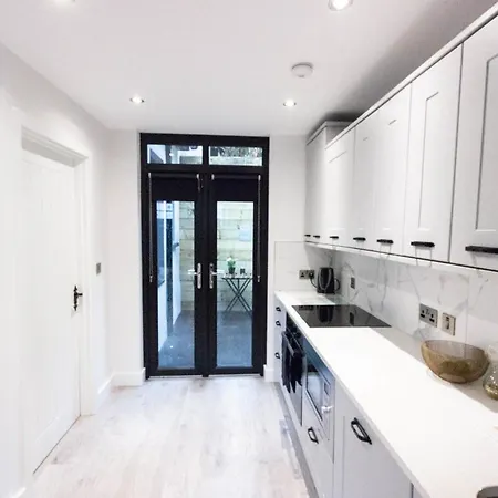 Spacious Luxury & Sophisticated In Rathmines W/ Parking Sleeps 4 شقة *
