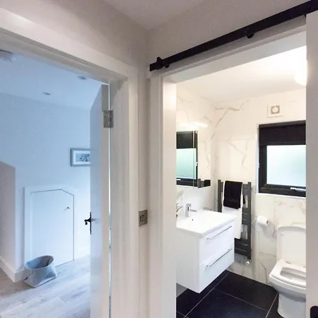 Spacious Luxury & Sophisticated In Rathmines W/ Parking Sleeps 4 شقة *