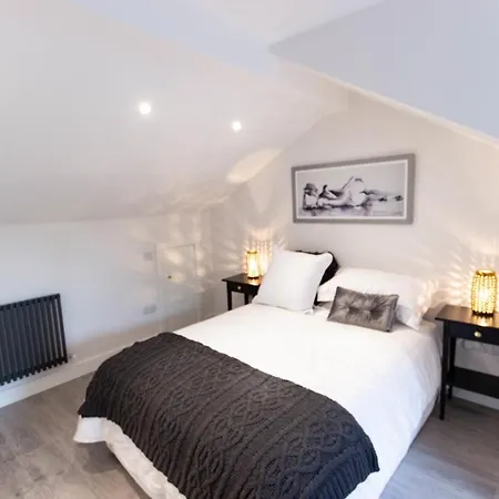 Spacious Luxury & Sophisticated In Rathmines W/ Parking Sleeps 4 *