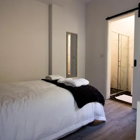 Spacious Luxury & Sophisticated In Rathmines W/ Parking Sleeps 4