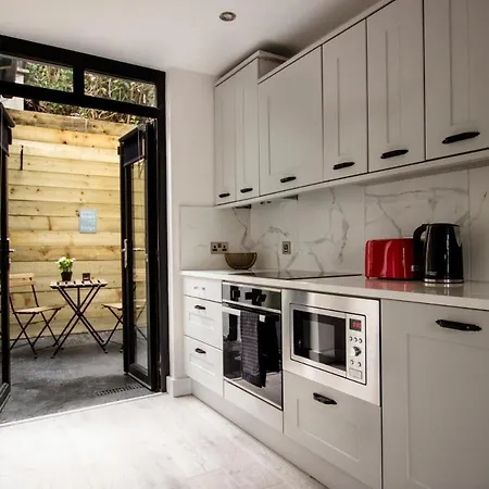 Spacious Luxury & Sophisticated In Rathmines W/ Parking Sleeps 4 Daire