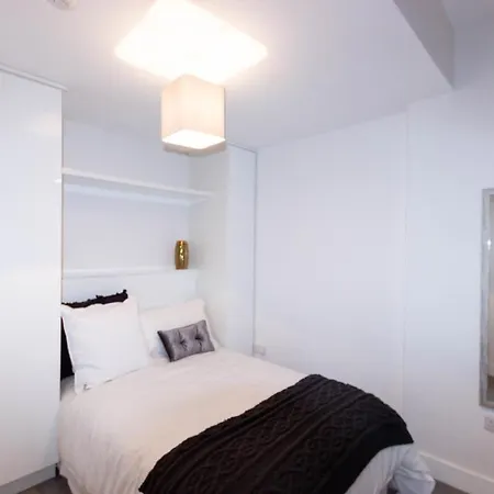 Spacious Luxury & Sophisticated In Rathmines W/ Parking Sleeps 4