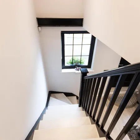 Apartment Spacious Luxury & Sophisticated In Rathmines W/ Parking Sleeps 4