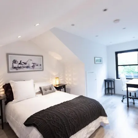 Spacious Luxury & Sophisticated In Rathmines W/ Parking Sleeps 4 *
